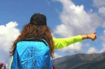 穷游|为何川藏线上越来越多举着“RB”牌的穷游女？司机：能躲就躲