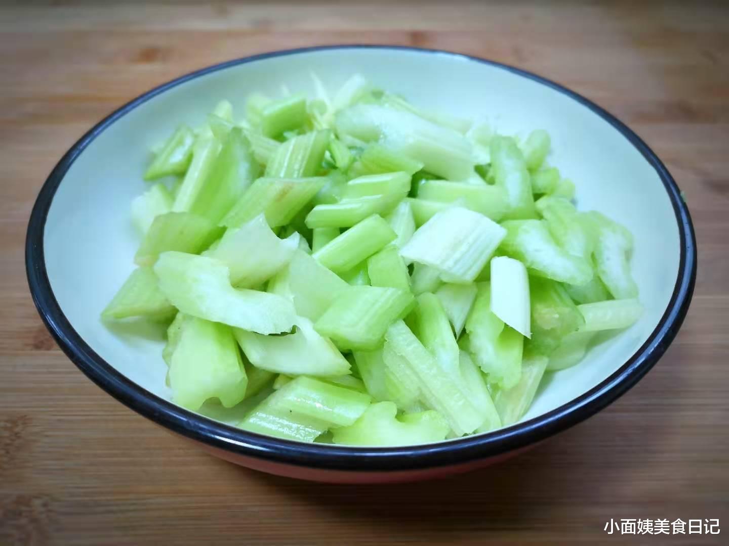 板栗|这2种素菜一起炒，不放肉也很香，难怪孩子爱吃，秋冬吃它特营养