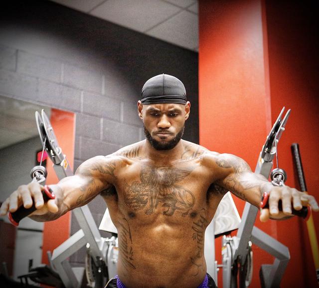 「nfl」众所周知NBA球星都是“怪物”，但和橄榄球运动员比，他们就是弟弟