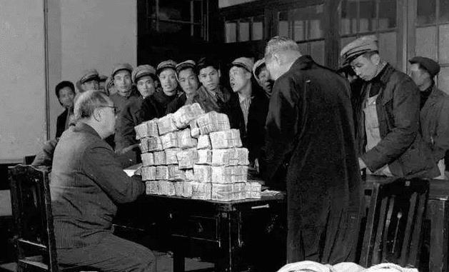 物价|民国时期，国军一个上将月薪多少？相当于现在多少人民币？