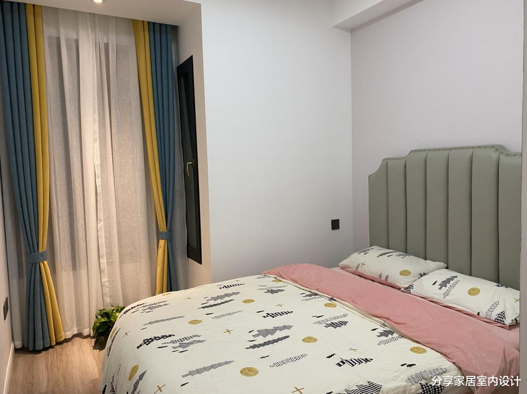 |她家141平新房，效果很漂亮，把次卧改衣帽间和书房，很实用！