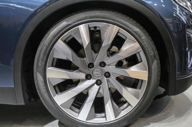 「马力」红旗HS7没火，它却走红！内饰科幻奢华，高配408马力，破百5.5S