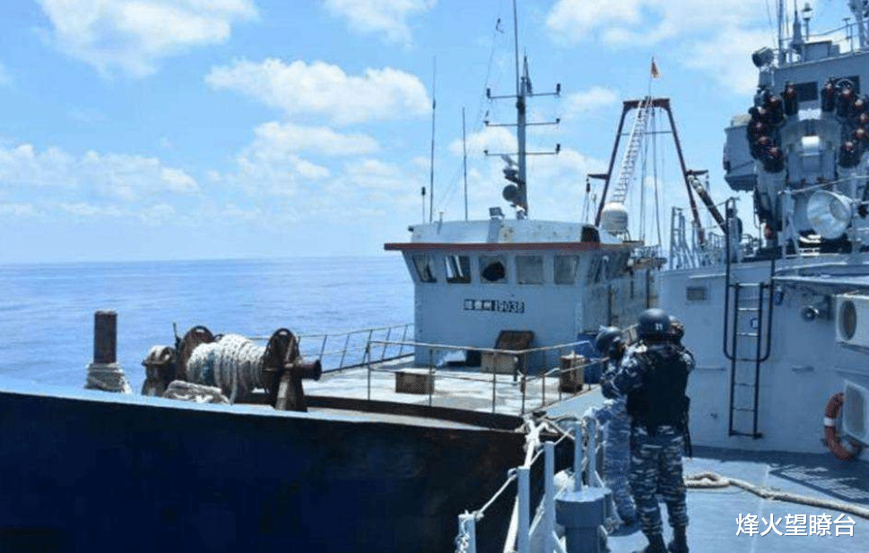 「越南」危险！越南38艘船被炸沉！舰船水炮攻击！两军军舰对峙于南海！