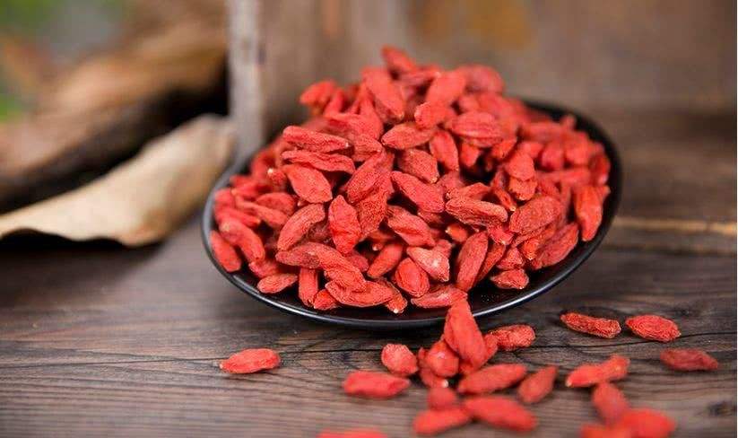 『枸杞』睡前吃5粒枸杞，坚持一个月，身体“回馈”你4个好消息，现在知道还不晚！