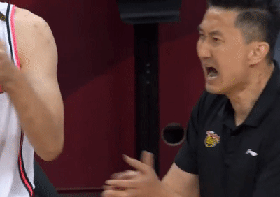 杜锋：你敢信？徐杰走步，胡明轩传球失误，杜锋不但没生气，还笑得很可亲！