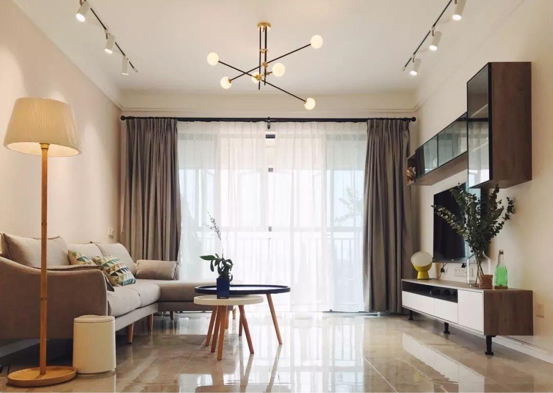 |越来越多人客厅不装吊顶了，现在流行这样装，省钱又大气