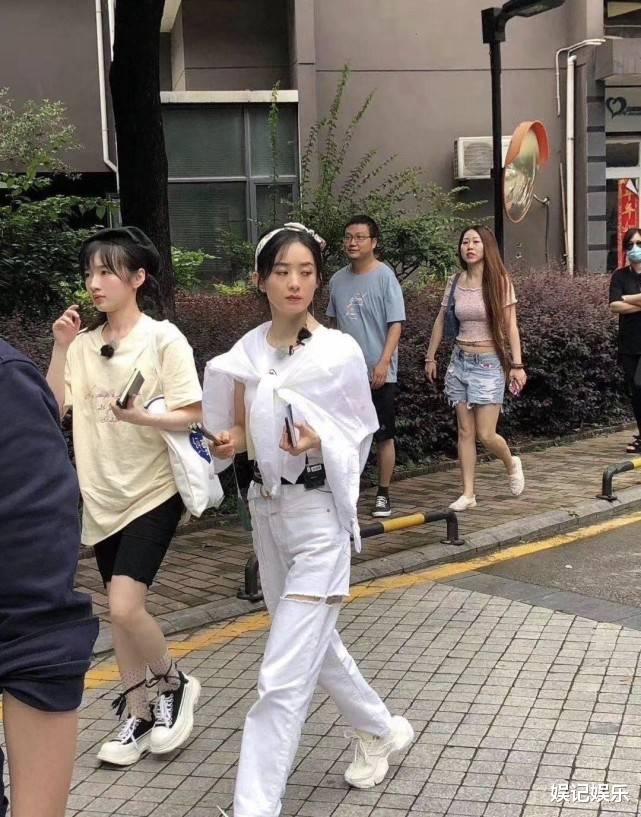 赵丽颖：赵丽颖逛小区路透，“表情不佳”也难挡美貌，路人评价真实有趣