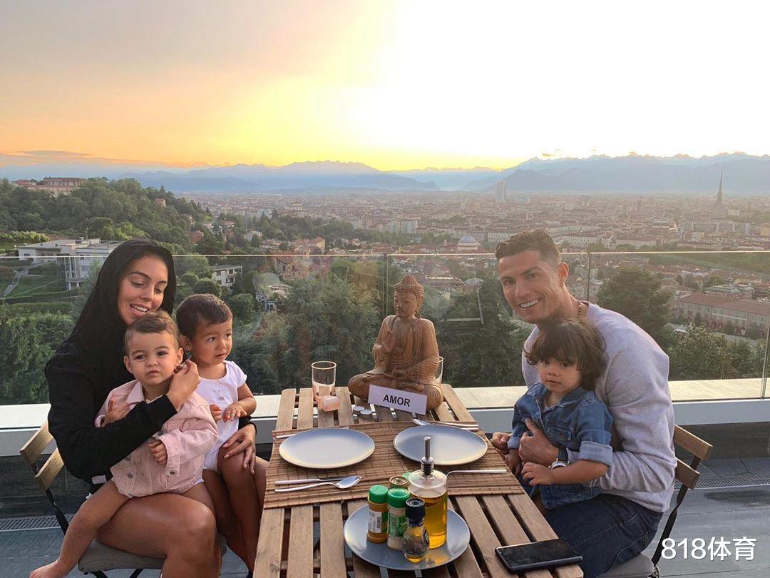 C罗:C罗隔离豪宅曝光!6卧6浴双栋别墅俯瞰都灵,停放布加迪等18辆豪车