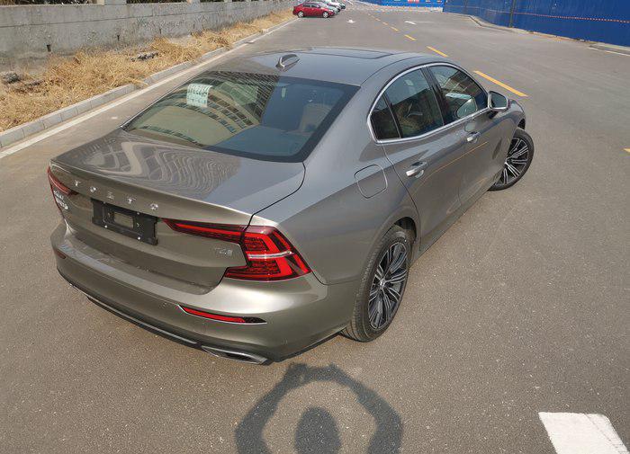 [奔驰C级]先花33万开奔驰C级，26万再开沃尔沃S60，车主：实力相当