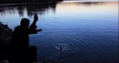 []都说夜钓渔获好，找不到鱼，垂钓的时间不对，一样空手而归