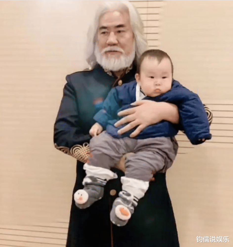 张纪中|70岁导演张纪中再当爸爸！女助理杜星霖晒出小女儿照片，此前已为张纪中生了个儿子