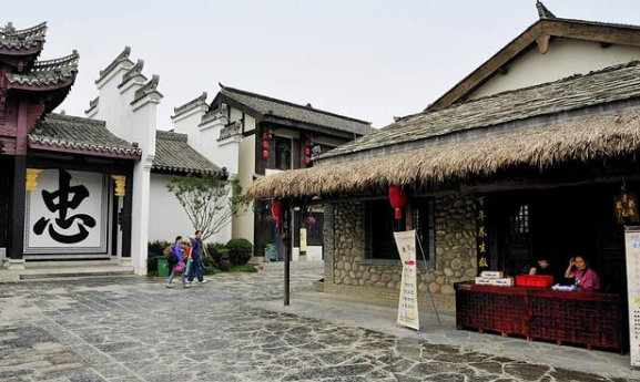 「古镇」我国最假的古镇！巨额投资兴建仿古建筑，游客不买账现沦为空城！