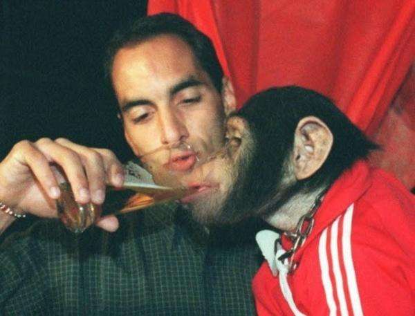 特维斯▲他是足坛最著名野兽，场上才华横溢场下超级混蛋，因工资低拒绝皇马！