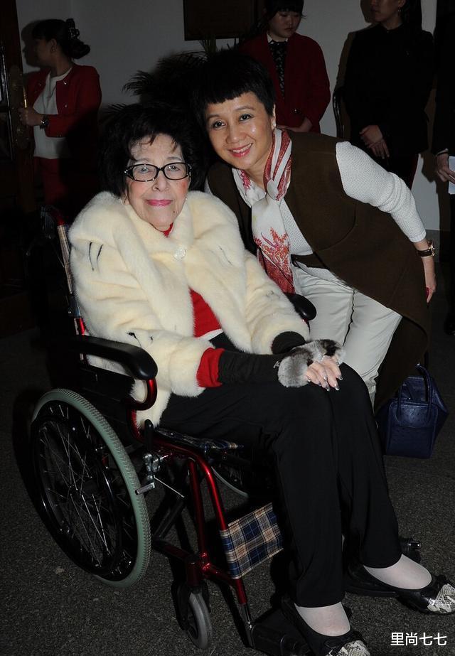 赌王|赌王姐姐、四太同框，四太弯腰拍照姿态低，胞姐坐轮椅穿得很阔气