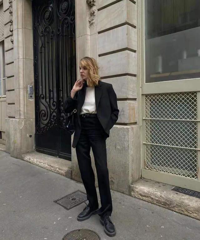 穿衣搭配|法国夫人真调皮！高跟鞋不穿拿手里，让小25岁老公扶着她下楼梯