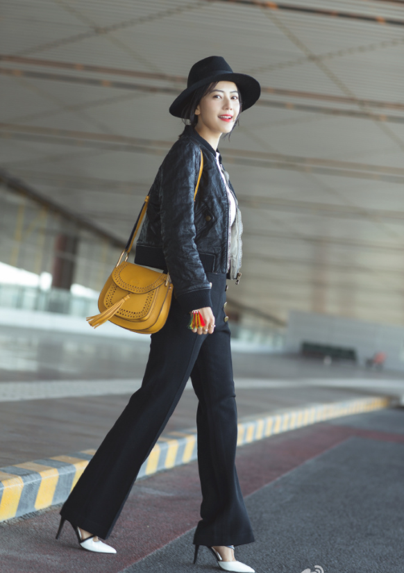 「连衣裙」高圆圆满满高级感,低马尾搭配白色连衣裙现身真时髦,女神范十足