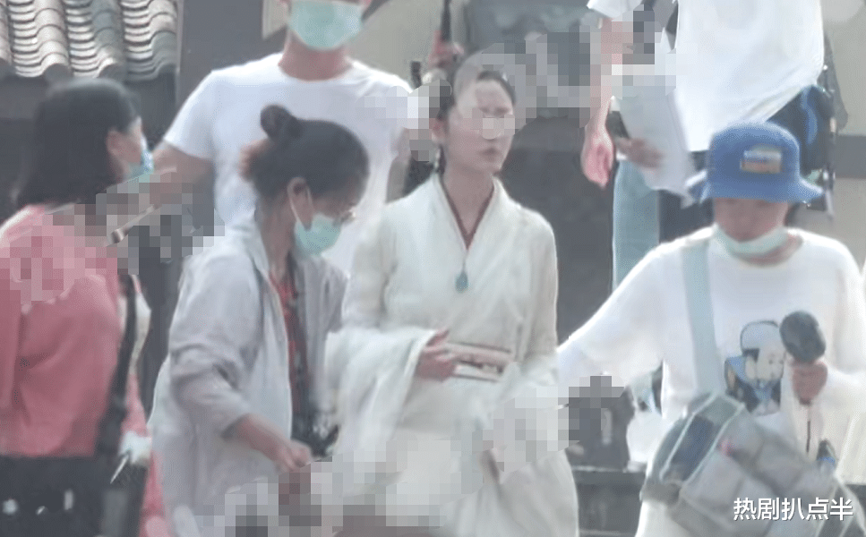 陈钰琪|《镜双城》路透,李易峰银发显黑显老,陈钰琪排场大带4位助理