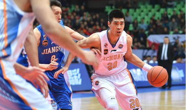 孙桐林■手拿300万年薪，场均成绩不到4分，这几位CBA球员的好日子到头了