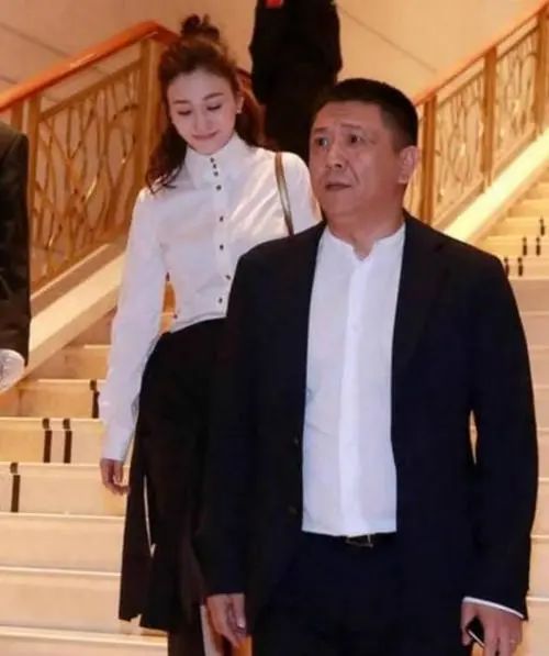 李小冉|勇夺人夫鄢颇,却落得鸡飞蛋打,今嫁金牌制片人,44岁仍未生