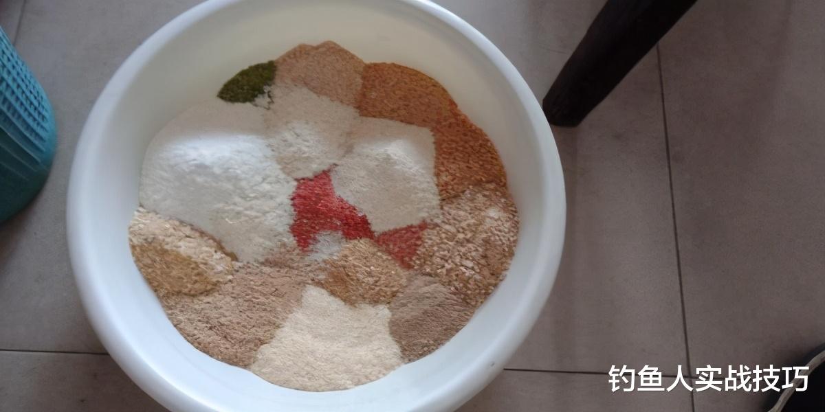 饵料|饵料的5个搭配技巧，掌握好了运用起来，四季钓鱼都上货