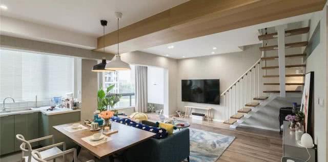 85㎡小复式，开放式客餐厨十分敞亮，木凳电视柜个性又可爱