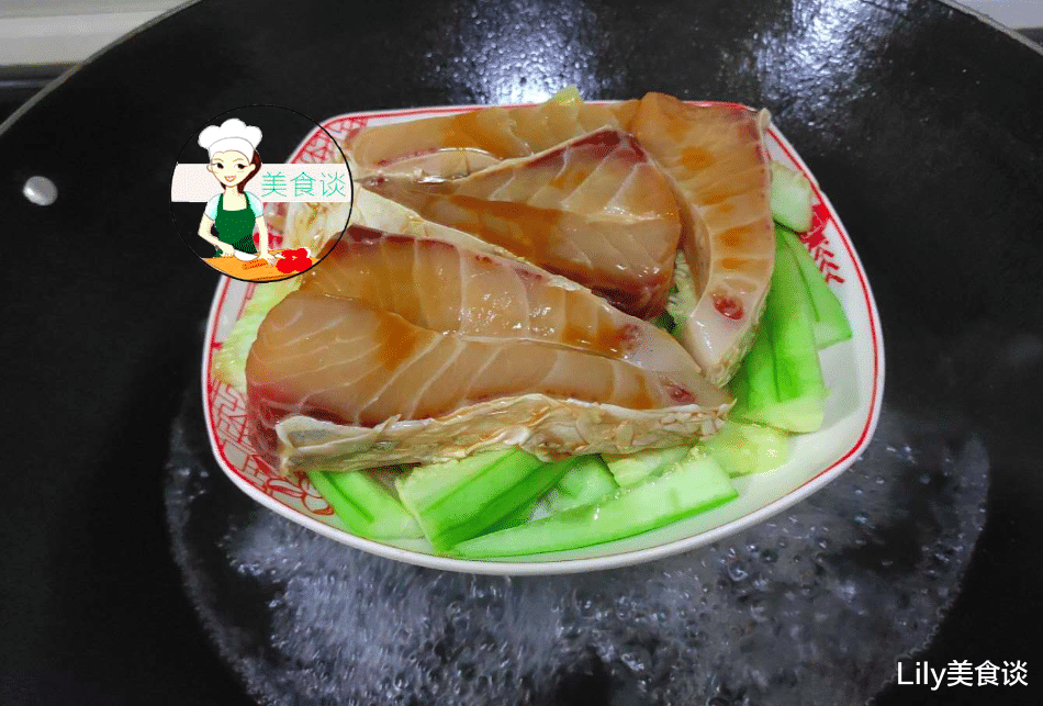 【食材】丝瓜和它是天生一对，蒸一蒸8分钟出锅，鲜到流口水，简单又营养
