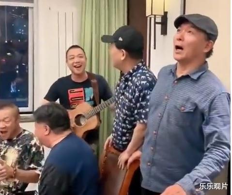 谢园|谢园和梁天最后聚餐画面曝光：一起在饭桌前唱歌，戴帽子一脸慈祥