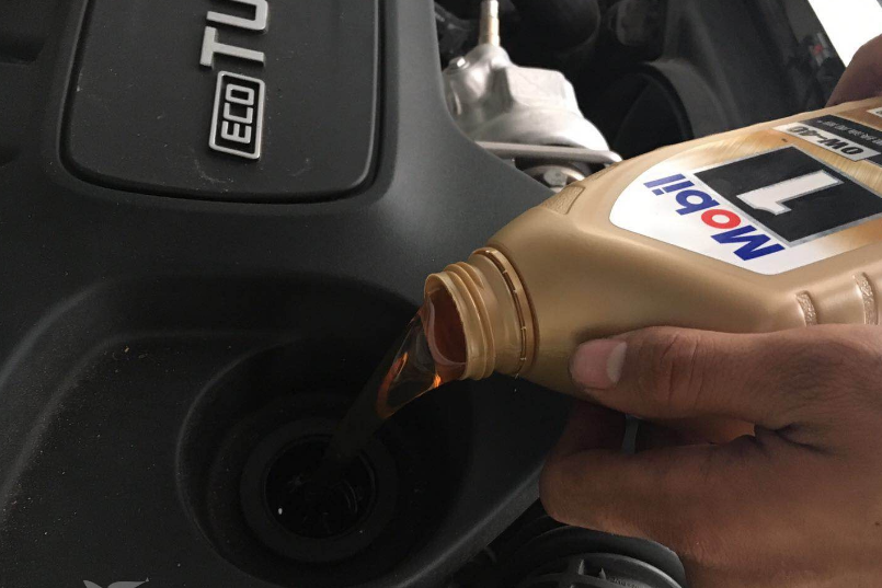 【】全合成机油真的能用1万公里？维修工笑了，你怕是想大修发动机