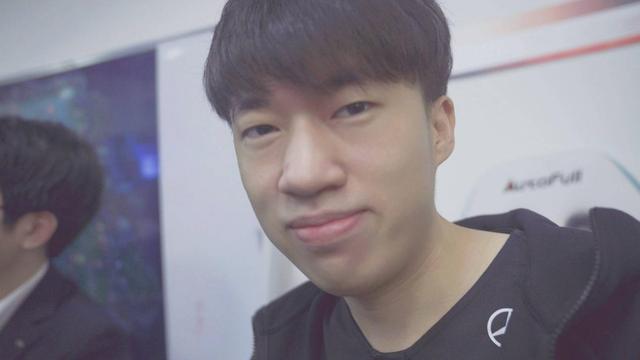 xlb|就因为我不是Uzi吗？小虎在XLB前尽显卑微，XLB回答令小虎心酸！