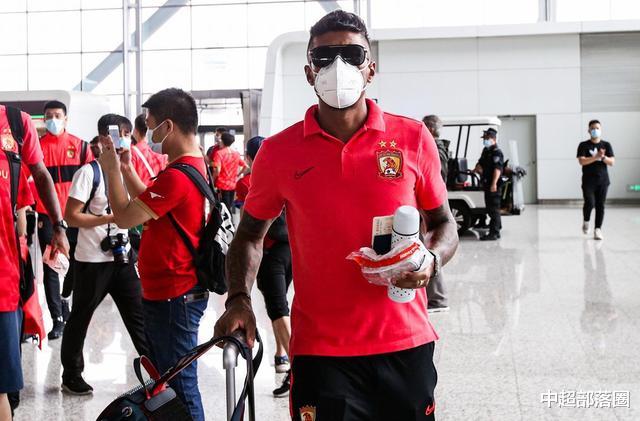 广州恒大|恒大出征大连:保利尼奥最抢镜,艾克森受热捧,塔利斯卡换新发型