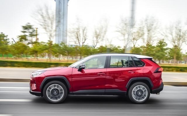 福特嘉年华ST|开完丰田汉兰达，再换到新款RAV4荣放上，对比后憋一肚子话要说！