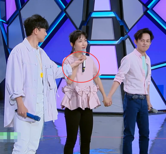 张杰■谢娜同时与张杰何炅十指相扣，看到她想讲话，两位男士的举动绝了