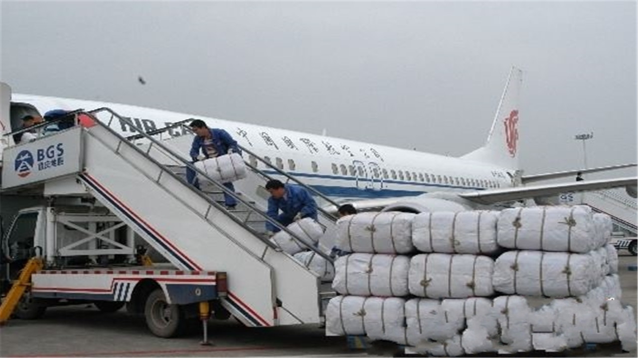 #美国#美国终于低头求援!中国80吨医用物资运抵美国,美政府:将派出22架飞机