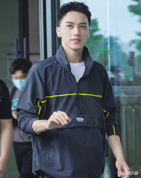 谭松韵@向往迎来最大牌男星，嘉宾等他补完妆才能录节目，粉丝都看不下去