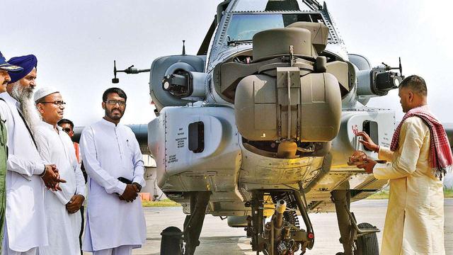 武装直升机：印军再次增兵边境高原，动用美制武装直升机，国产直10迎来挑战