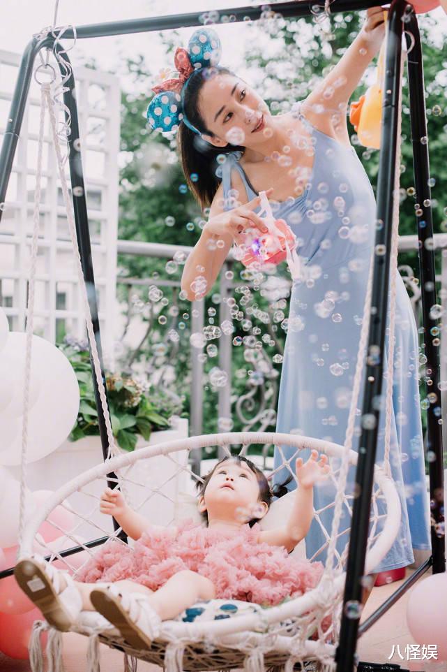 杜若溪|杜若溪变身佩奇为女儿庆生，老公严屹宽片场独自看庆生监控显酸楚