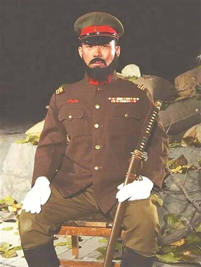 『日军』中国哨兵侦查日军阵地时, 被一反光物刺眼, 结果一枪下去日军举国哀痛!