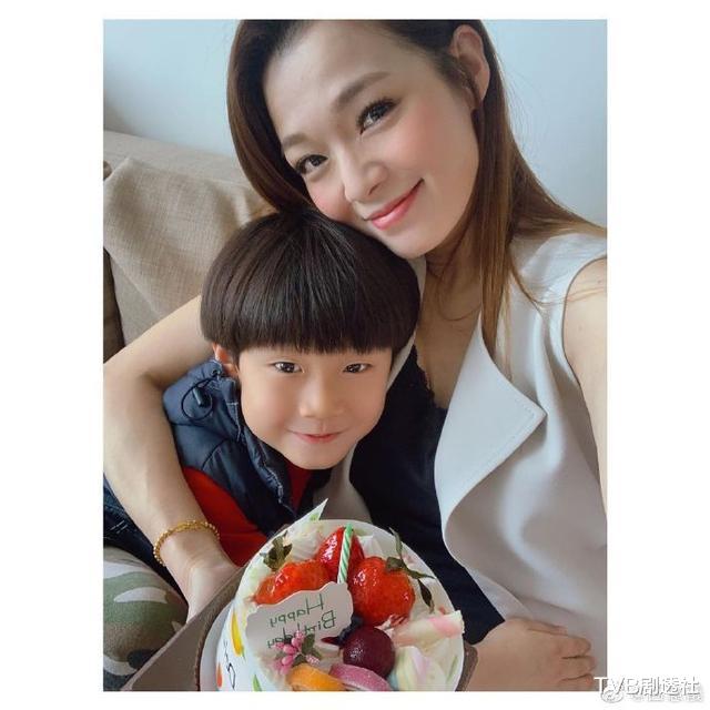 #周星驰#《爱回家》彩蛋花絮好温馨 “熊若水”囝囝可爱比V赞妈妈好靓