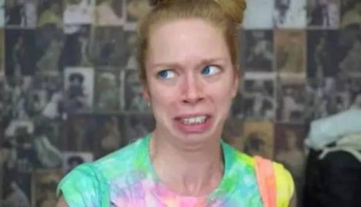 湖南旅游|英国美女到湖南旅游，开上公路不到半小时就崩溃了：这能叫公路？