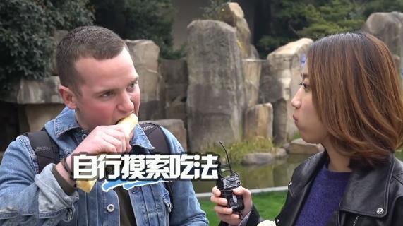 【】中国人大街上“生啃”甘蔗，外国人懵了：果然有“神功护体”