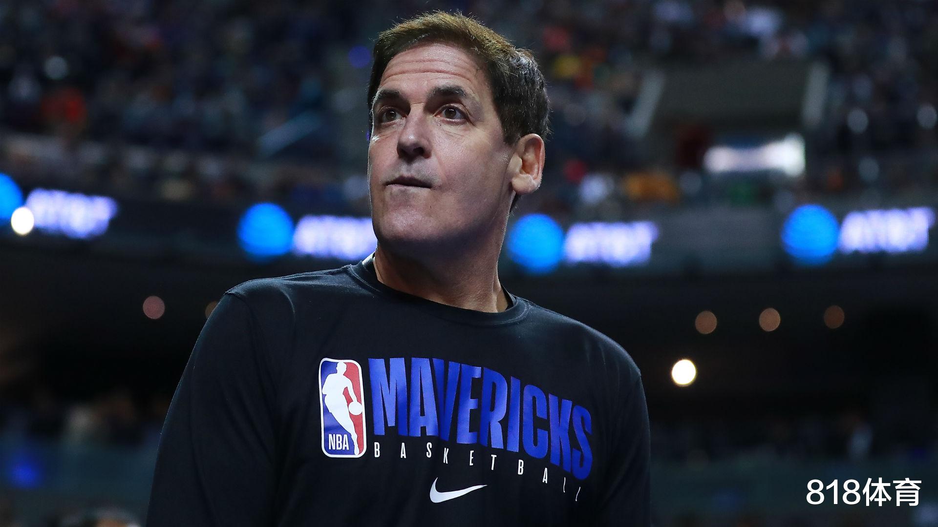 马克·库班■亿万富翁库班2.8万平豪宅曝光！卧室浴室多到数不清，客厅里打棒球