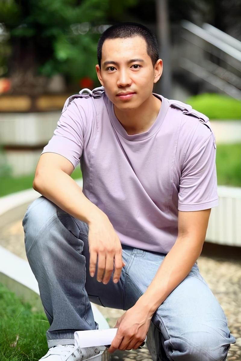 谷智鑫|他因拍戏摔成瘫痪，不顾准老婆怀孕选择自杀，今一家三口甜蜜幸福