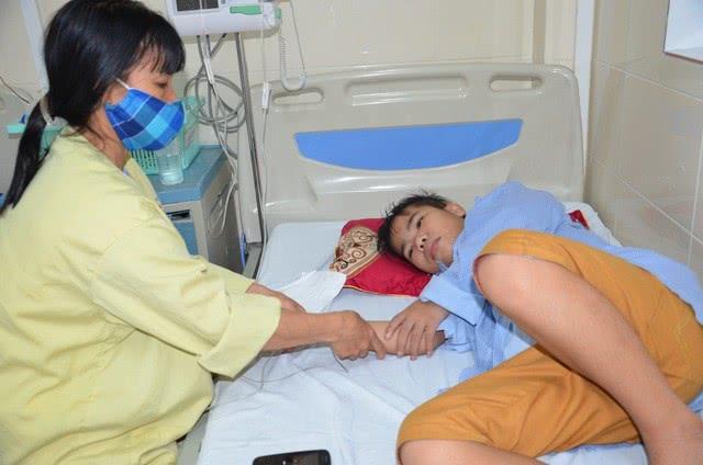 「淋巴癌」女子被迫嫁同村男子生下2娃后丈夫意外离世，如今大儿子又患癌症