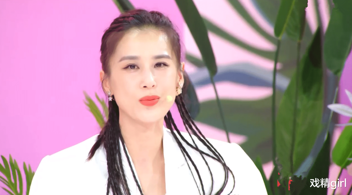 吴昕|郑爽吴昕林允黄圣依拍女团照比美，一起脱鞋泡脚，昕姐否认打瘦腿针