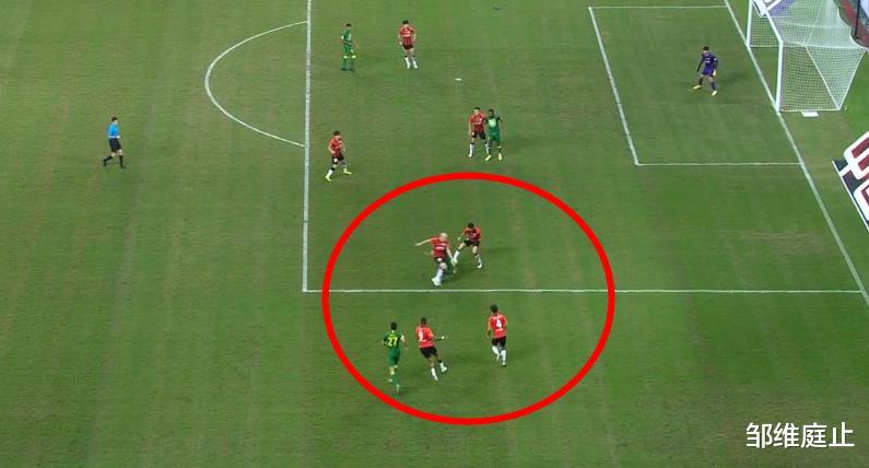 北京国安|国安疑似点球没判罚，谁注意到于大宝的举动，和郑智反差有点大