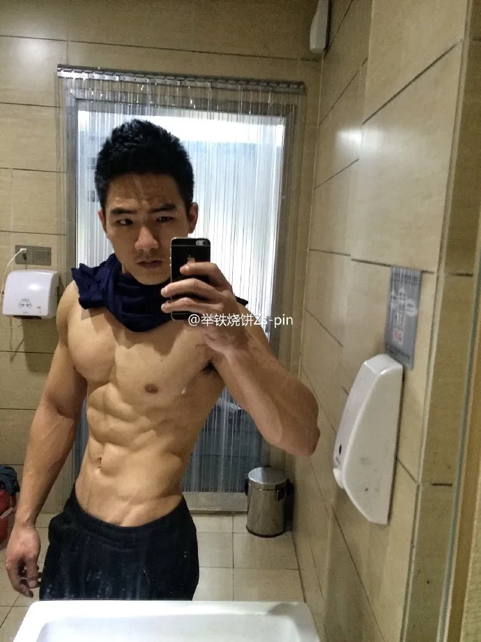健身|江苏92年肌肉猛男因淋浴湿身照走红，这个肌肉什么水平？