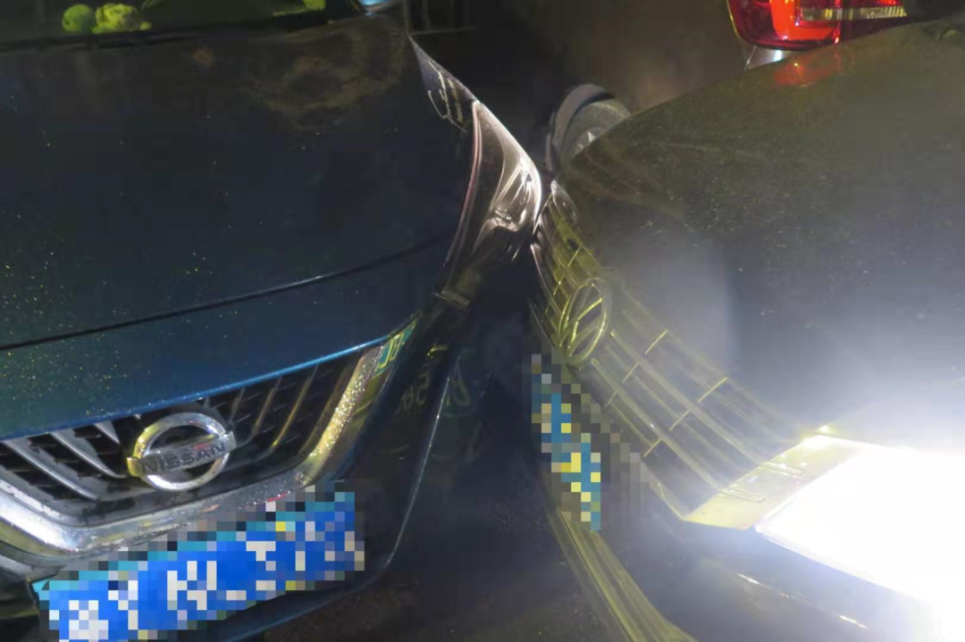 南海狮山 狮山一男子深夜连撞两车后，竟在车上做这事丨假期严查酒驾