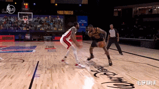 勒布朗·詹姆斯|湖人领先17分！詹姆斯死亡凝视+吐舌挑衅，碾压前勇士三冠王巨星