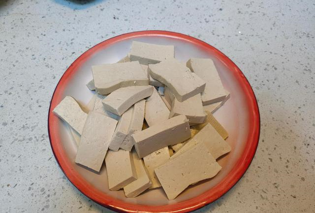 豆腐|豆腐和这菜是天生一对，入秋后要常吃，汤鲜味美，好吃到汤汁不剩