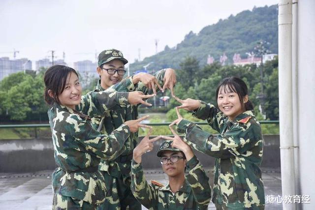 大学|大学女生在军训时，教官为什么总盯着你看？新生：幸好早知道